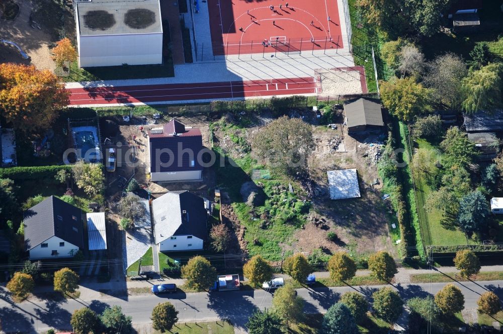 Aerial image Berlin - Construction site for the new construction of a detached house in a family house - settlement along the Bergedorfer Strasse in the district Kaulsdorf in Berlin, Germany