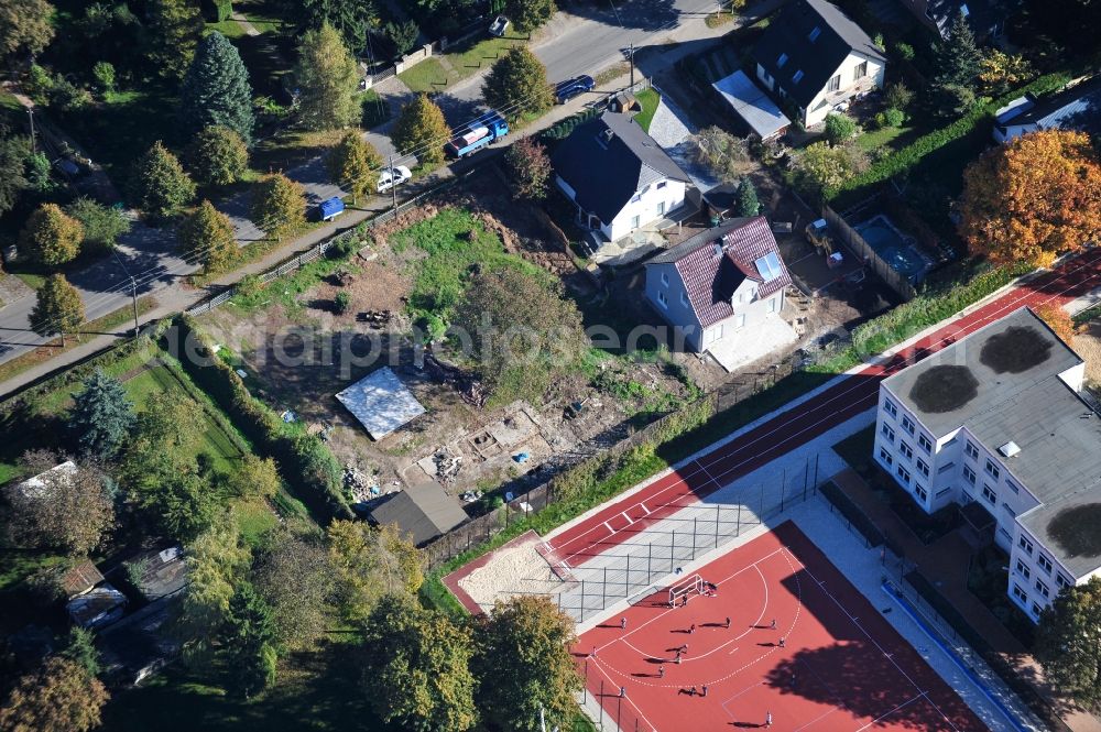 Berlin from the bird's eye view: Construction site for the new construction of a detached house in a family house - settlement along the Bergedorfer Strasse in the district Kaulsdorf in Berlin, Germany