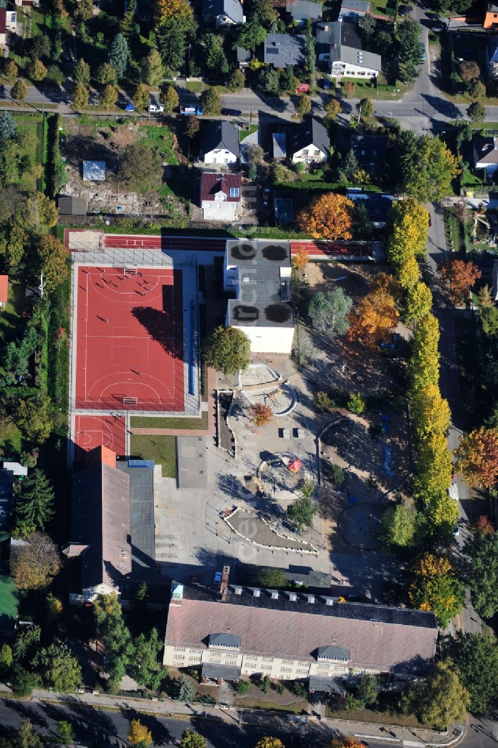 Aerial image Berlin - Construction site for the new construction of a detached house in a family house - settlement along the Bergedorfer Strasse in the district Kaulsdorf in Berlin, Germany