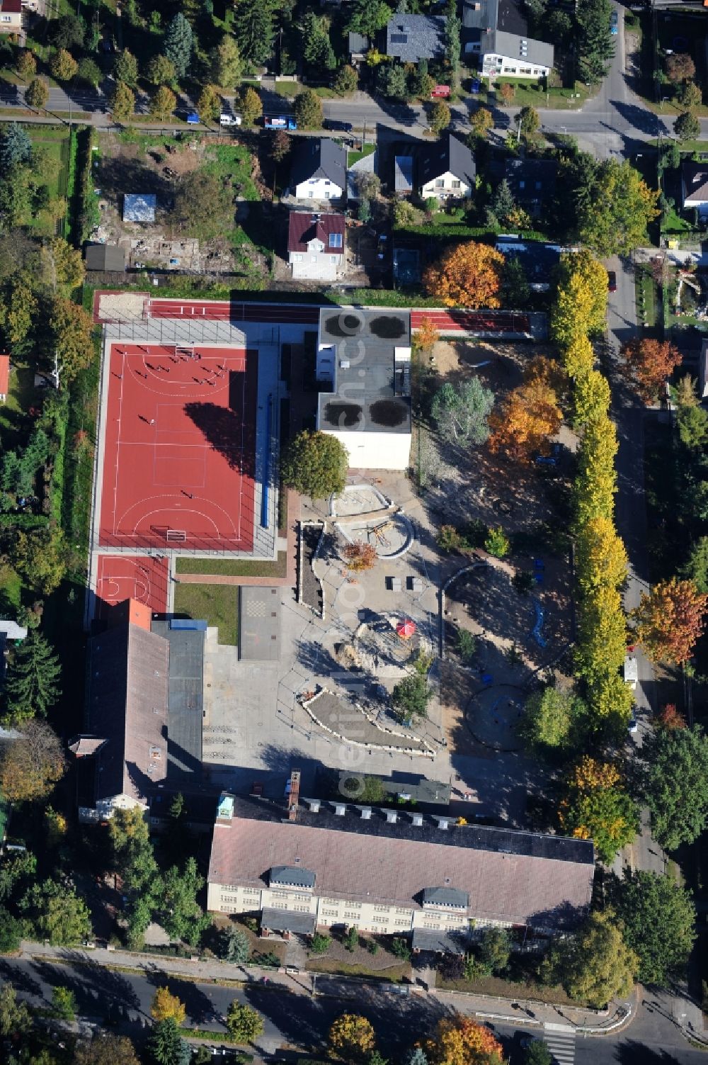 Aerial photograph Berlin - Construction site for the new construction of a detached house in a family house - settlement along the Bergedorfer Strasse in the district Kaulsdorf in Berlin, Germany