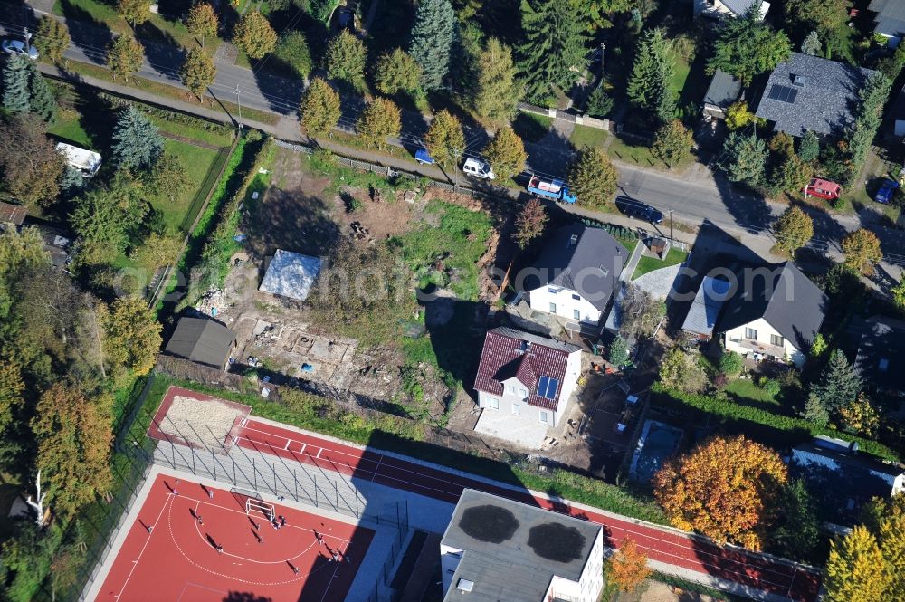 Berlin from above - Construction site for the new construction of a detached house in a family house - settlement along the Bergedorfer Strasse in the district Kaulsdorf in Berlin, Germany