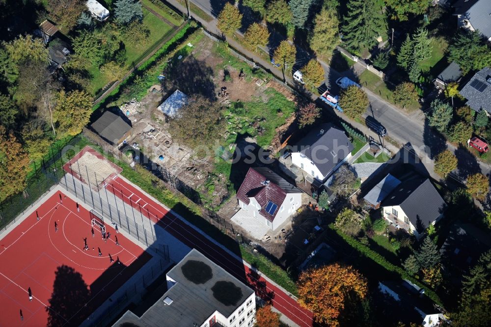 Berlin from the bird's eye view: Construction site for the new construction of a detached house in a family house - settlement along the Bergedorfer Strasse in the district Kaulsdorf in Berlin, Germany