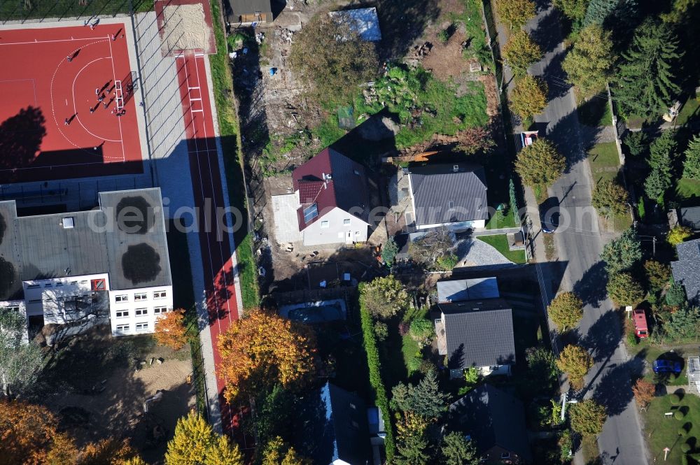 Aerial photograph Berlin - Construction site for the new construction of a detached house in a family house - settlement along the Bergedorfer Strasse in the district Kaulsdorf in Berlin, Germany