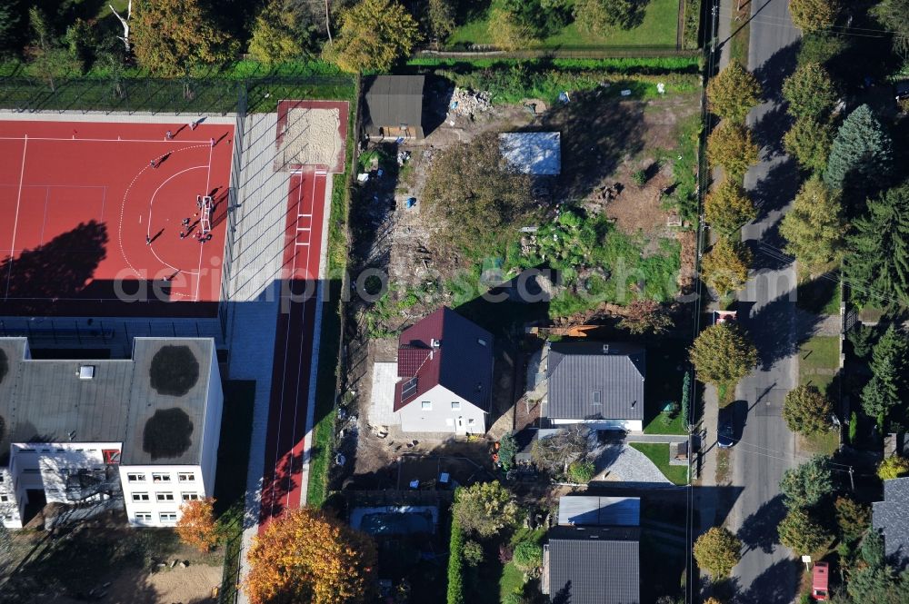 Berlin from the bird's eye view: Construction site for the new construction of a detached house in a family house - settlement along the Bergedorfer Strasse in the district Kaulsdorf in Berlin, Germany