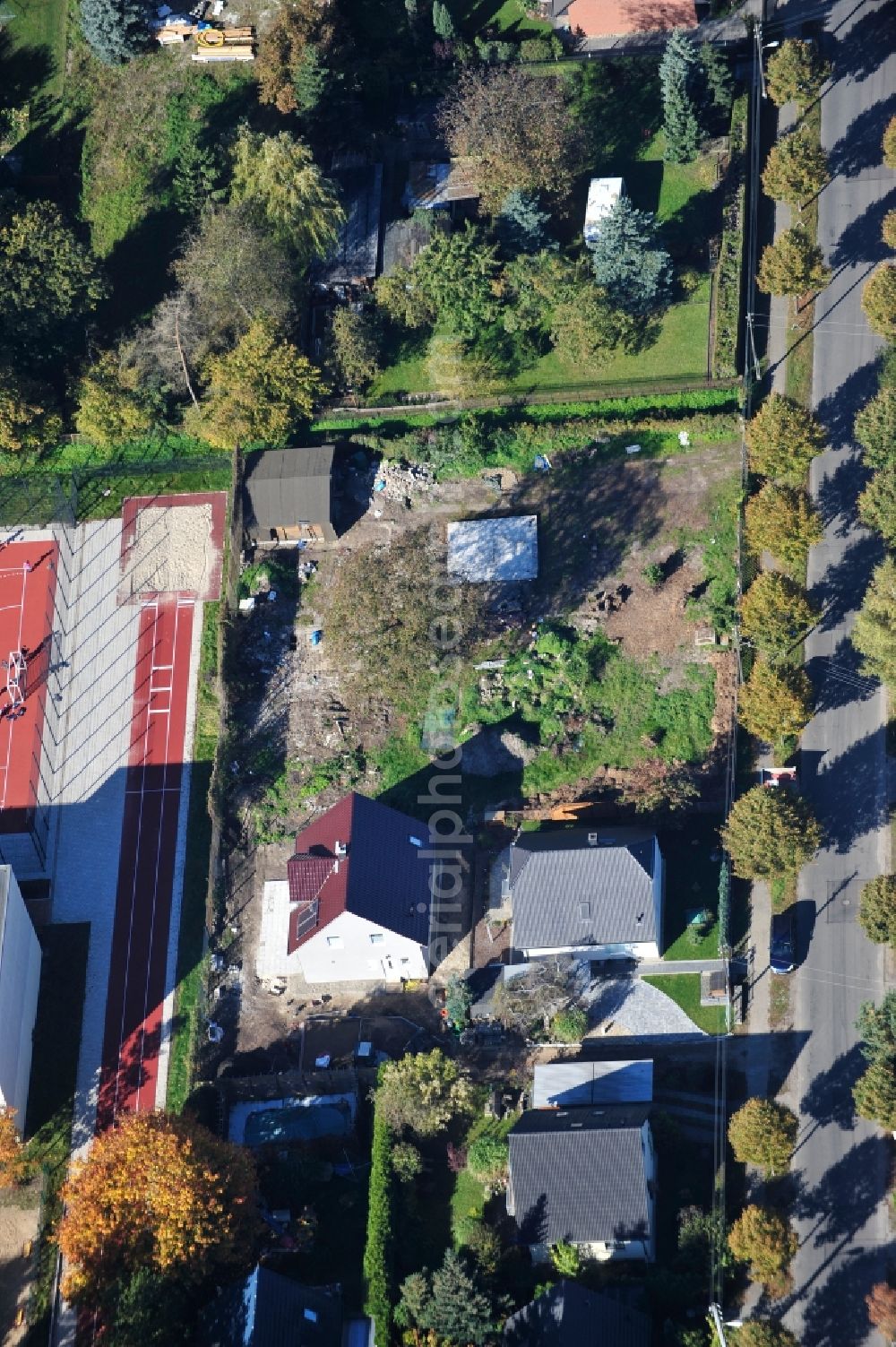 Aerial image Berlin - Construction site for the new construction of a detached house in a family house - settlement along the Bergedorfer Strasse in the district Kaulsdorf in Berlin, Germany