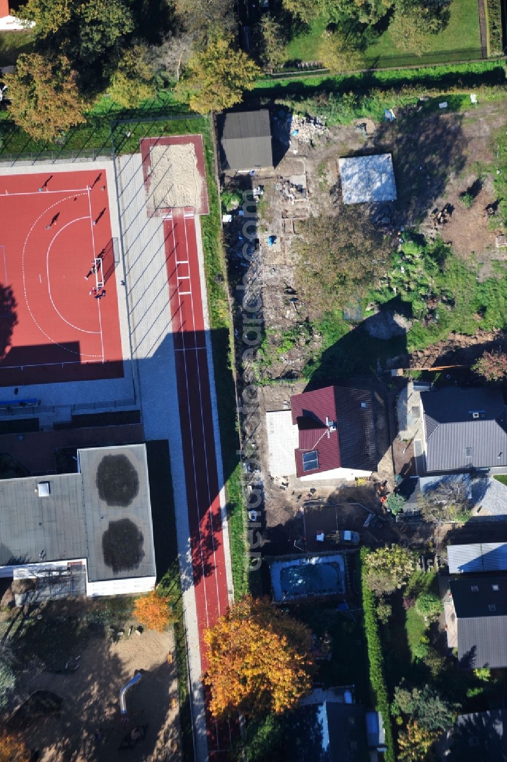 Aerial photograph Berlin - Construction site for the new construction of a detached house in a family house - settlement along the Bergedorfer Strasse in the district Kaulsdorf in Berlin, Germany