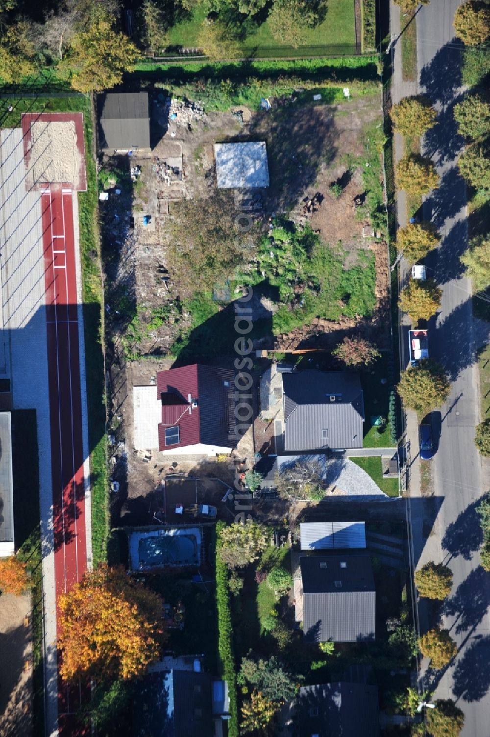 Berlin from above - Construction site for the new construction of a detached house in a family house - settlement along the Bergedorfer Strasse in the district Kaulsdorf in Berlin, Germany