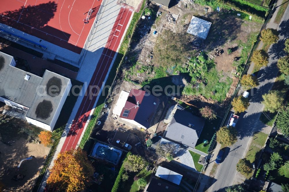 Aerial image Berlin - Construction site for the new construction of a detached house in a family house - settlement along the Bergedorfer Strasse in the district Kaulsdorf in Berlin, Germany