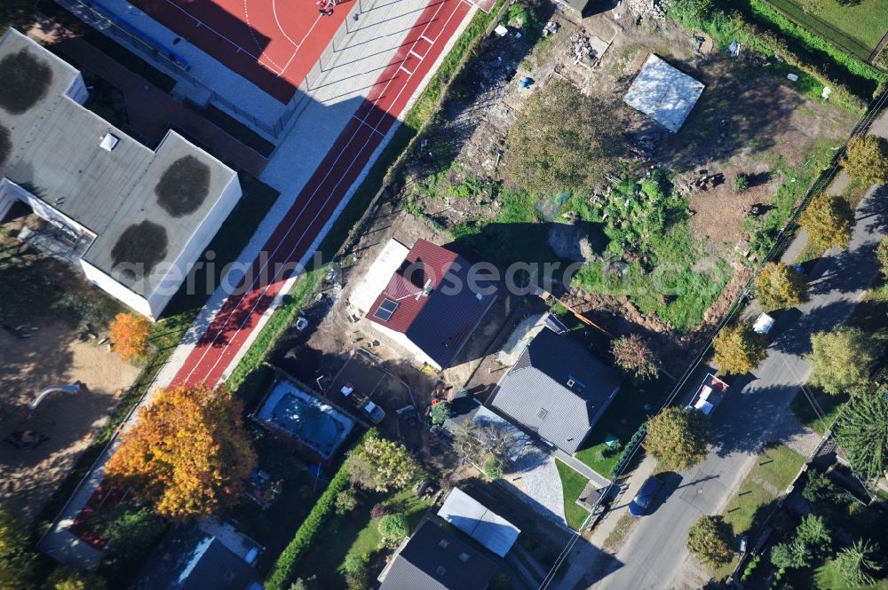 Aerial photograph Berlin - Construction site for the new construction of a detached house in a family house - settlement along the Bergedorfer Strasse in the district Kaulsdorf in Berlin, Germany