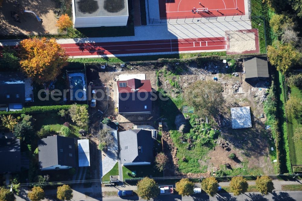 Berlin from the bird's eye view: Construction site for the new construction of a detached house in a family house - settlement along the Bergedorfer Strasse in the district Kaulsdorf in Berlin, Germany