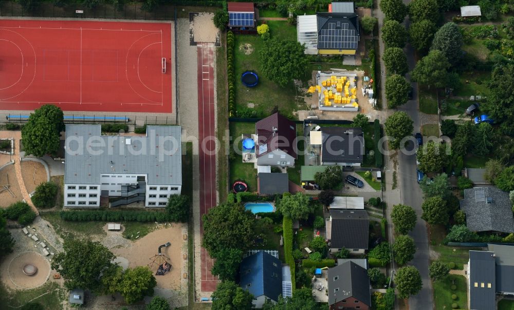 Aerial image Berlin - Construction site for the new construction of a detached house in a family house - settlement along the Bergedorfer Strasse in the district Kaulsdorf in Berlin, Germany