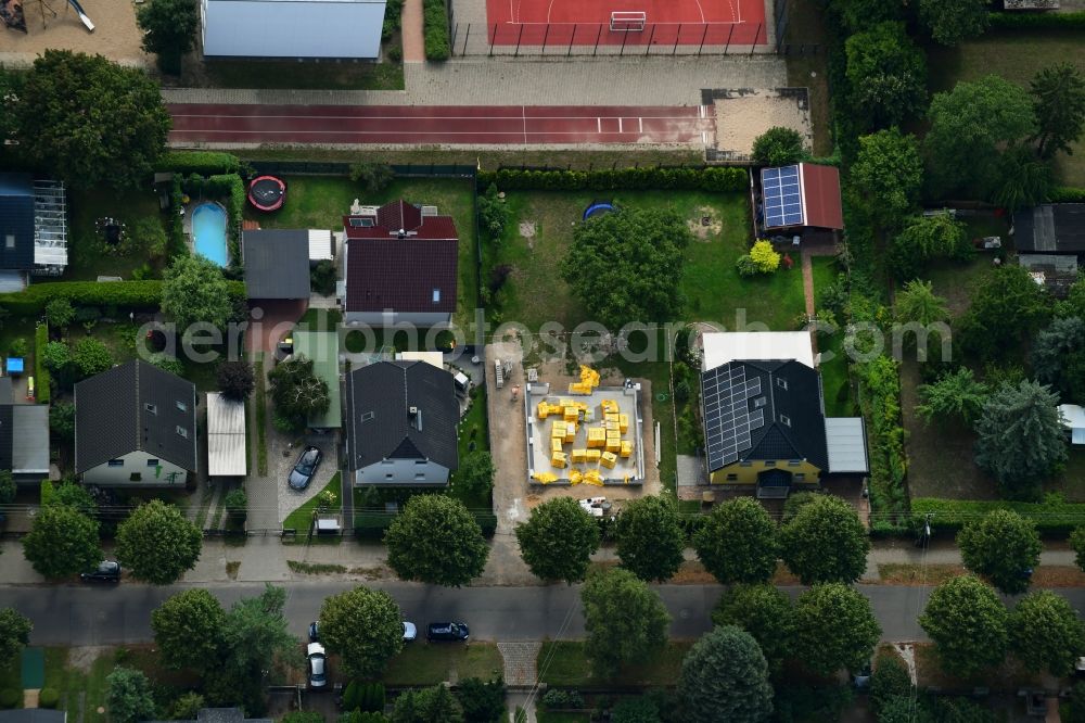 Aerial photograph Berlin - Construction site for the new construction of a detached house in a family house - settlement along the Bergedorfer Strasse in the district Kaulsdorf in Berlin, Germany