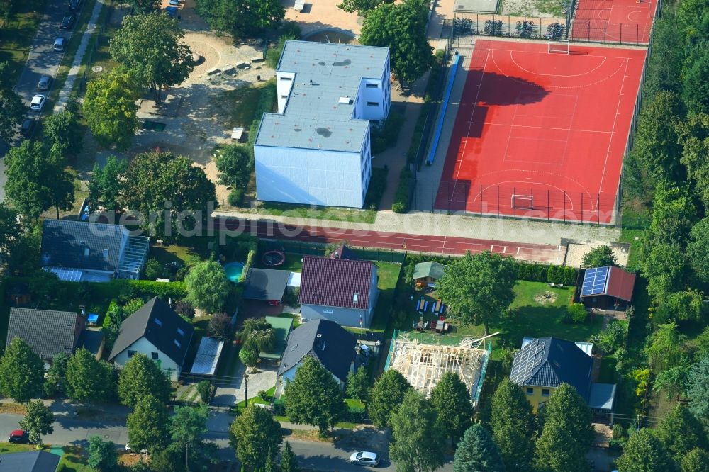 Berlin from the bird's eye view: Construction site for the new construction of a detached house in a family house - settlement along the Bergedorfer Strasse in the district Kaulsdorf in Berlin, Germany