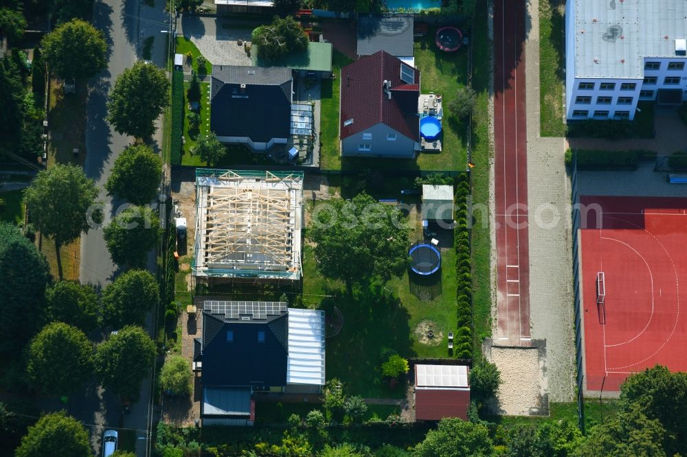 Aerial image Berlin - Construction site for the new construction of a detached house in a family house - settlement along the Bergedorfer Strasse in the district Kaulsdorf in Berlin, Germany