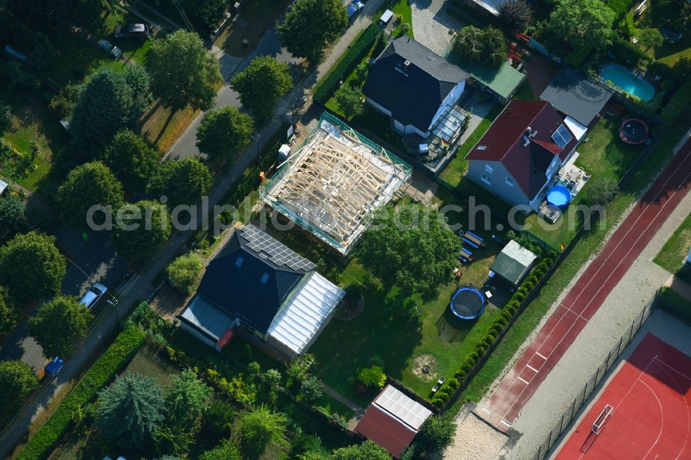 Aerial photograph Berlin - Construction site for the new construction of a detached house in a family house - settlement along the Bergedorfer Strasse in the district Kaulsdorf in Berlin, Germany