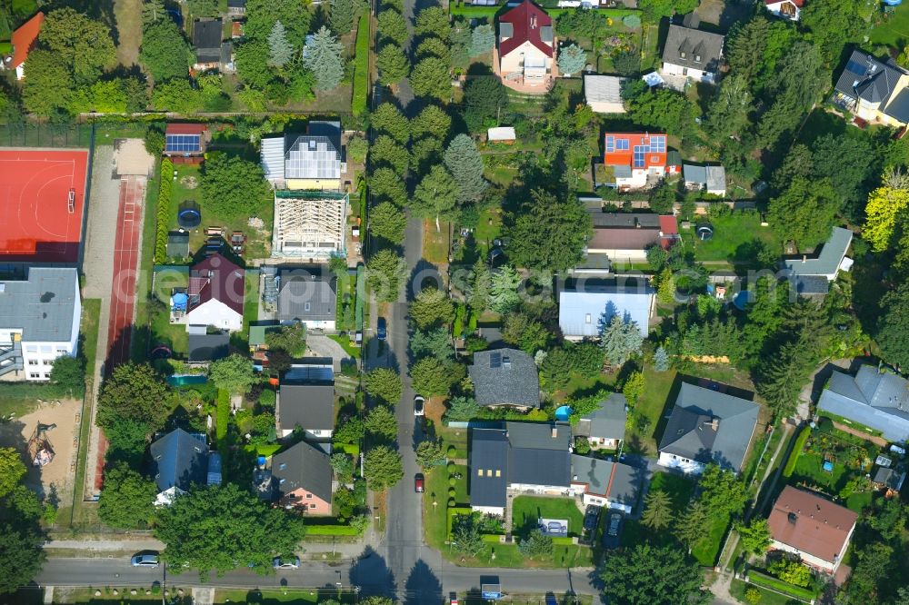 Berlin from the bird's eye view: Construction site for the new construction of a detached house in a family house - settlement along the Bergedorfer Strasse in the district Kaulsdorf in Berlin, Germany