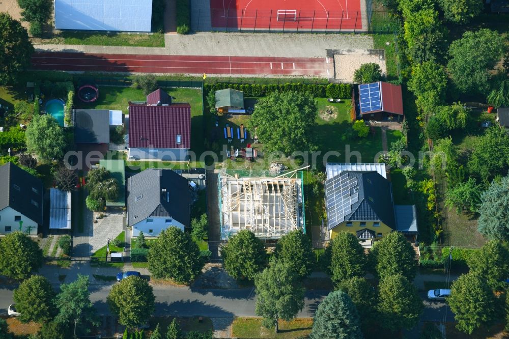 Aerial image Berlin - Construction site for the new construction of a detached house in a family house - settlement along the Bergedorfer Strasse in the district Kaulsdorf in Berlin, Germany