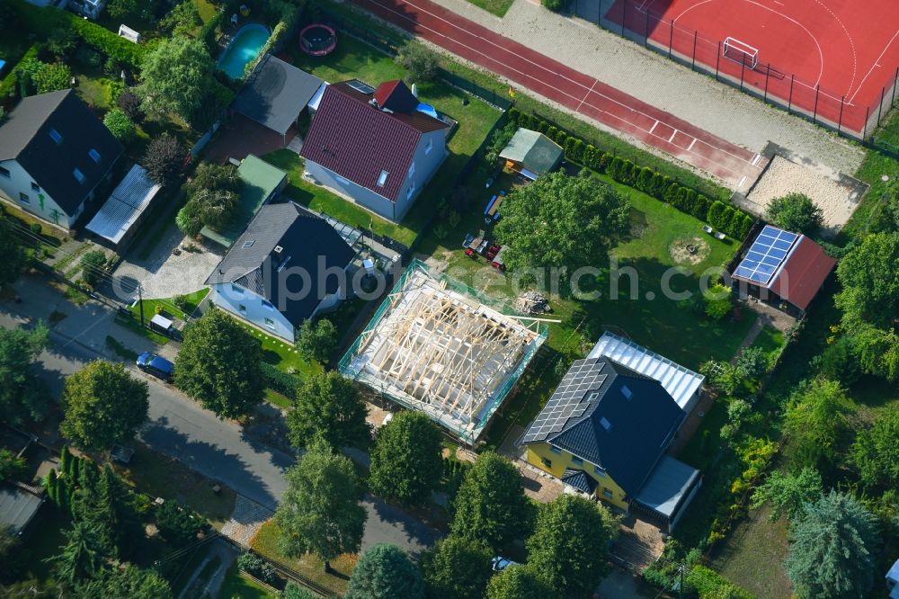 Aerial photograph Berlin - Construction site for the new construction of a detached house in a family house - settlement along the Bergedorfer Strasse in the district Kaulsdorf in Berlin, Germany