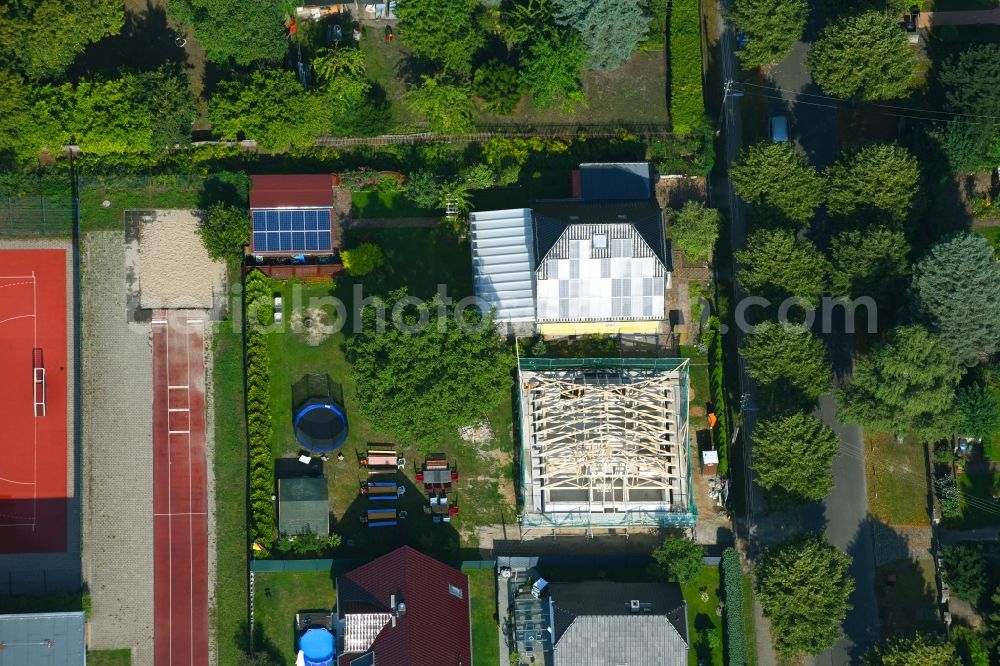 Berlin from the bird's eye view: Construction site for the new construction of a detached house in a family house - settlement along the Bergedorfer Strasse in the district Kaulsdorf in Berlin, Germany