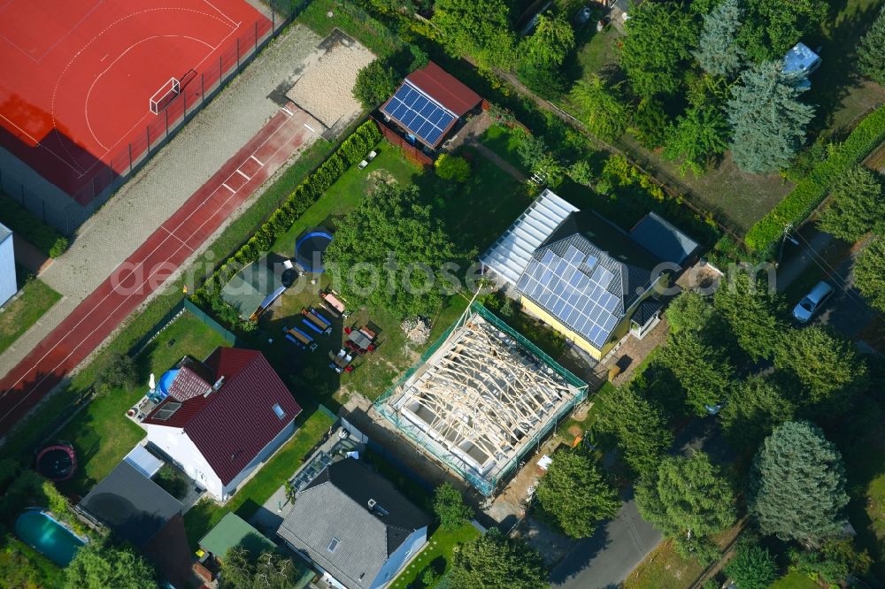 Aerial image Berlin - Construction site for the new construction of a detached house in a family house - settlement along the Bergedorfer Strasse in the district Kaulsdorf in Berlin, Germany