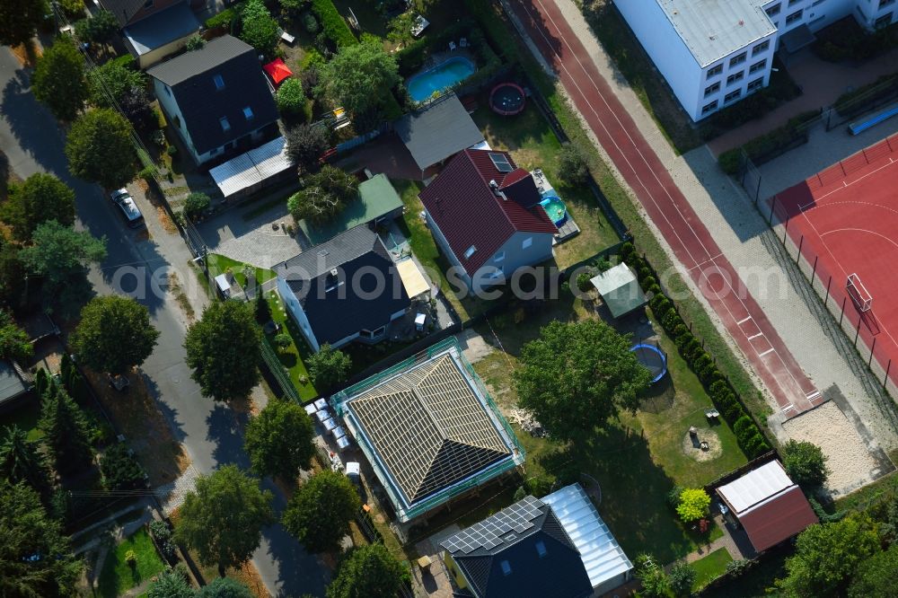 Aerial photograph Berlin - Construction site for the new construction of a detached house in a family house - settlement along the Bergedorfer Strasse in the district Kaulsdorf in Berlin, Germany