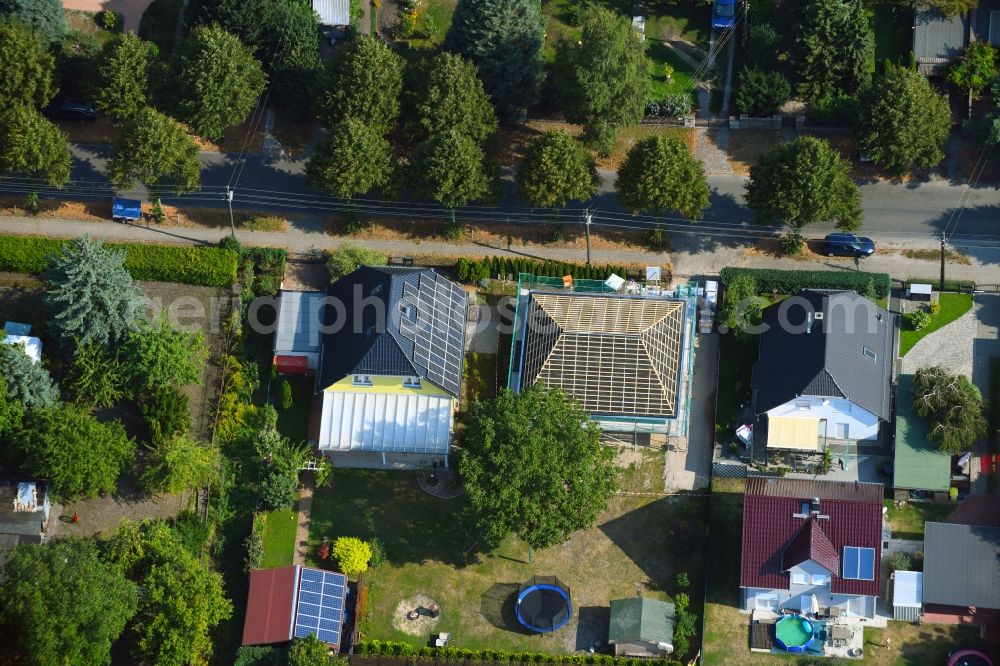 Berlin from the bird's eye view: Construction site for the new construction of a detached house in a family house - settlement along the Bergedorfer Strasse in the district Kaulsdorf in Berlin, Germany