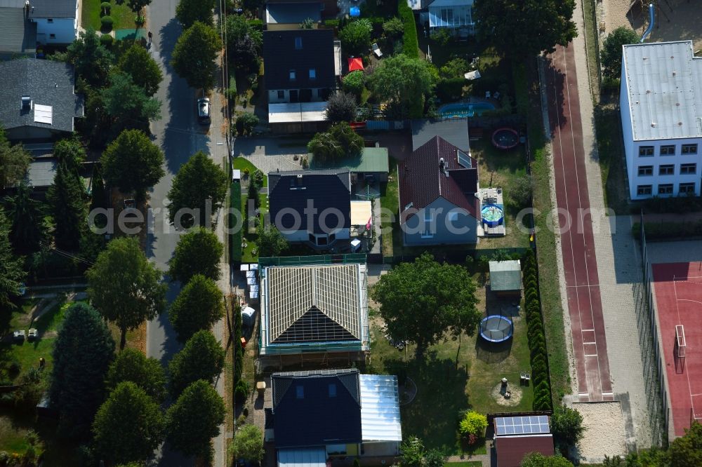 Aerial image Berlin - Construction site for the new construction of a detached house in a family house - settlement along the Bergedorfer Strasse in the district Kaulsdorf in Berlin, Germany