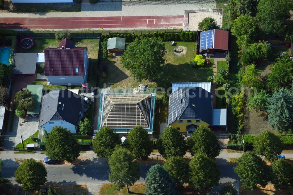 Aerial photograph Berlin - Construction site for the new construction of a detached house in a family house - settlement along the Bergedorfer Strasse in the district Kaulsdorf in Berlin, Germany