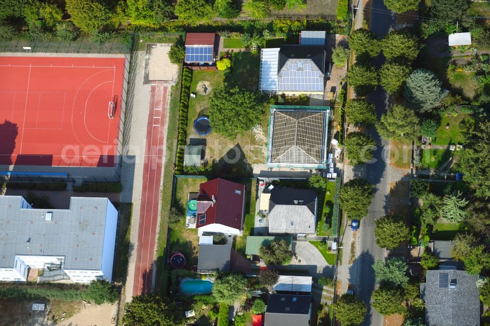 Berlin from the bird's eye view: Construction site for the new construction of a detached house in a family house - settlement along the Bergedorfer Strasse in the district Kaulsdorf in Berlin, Germany