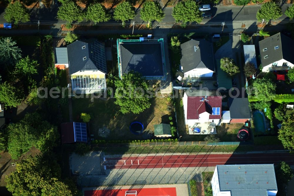 Aerial image Berlin - Construction site for the new construction of a detached house in a family house - settlement along the Bergedorfer Strasse in the district Kaulsdorf in Berlin, Germany