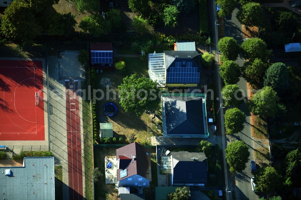 Aerial photograph Berlin - Construction site for the new construction of a detached house in a family house - settlement along the Bergedorfer Strasse in the district Kaulsdorf in Berlin, Germany