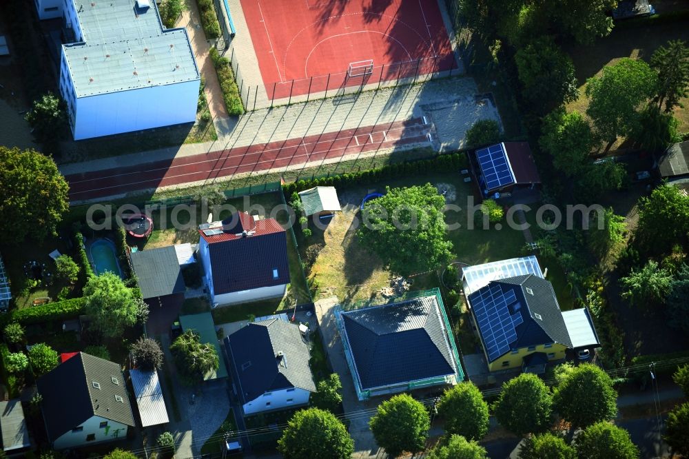 Berlin from above - Construction site for the new construction of a detached house in a family house - settlement along the Bergedorfer Strasse in the district Kaulsdorf in Berlin, Germany