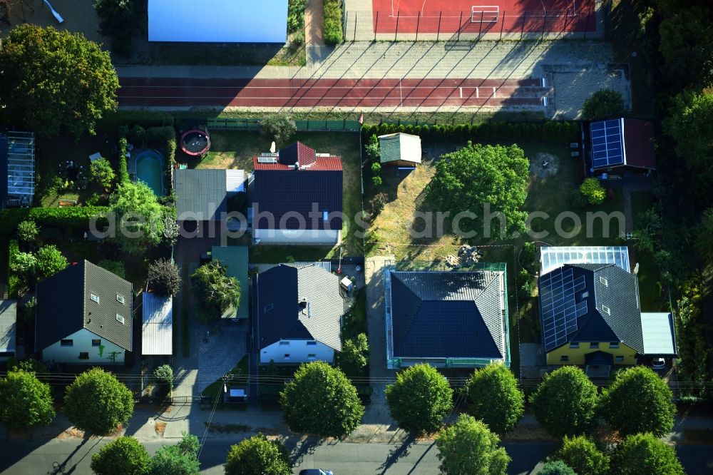 Berlin from the bird's eye view: Construction site for the new construction of a detached house in a family house - settlement along the Bergedorfer Strasse in the district Kaulsdorf in Berlin, Germany