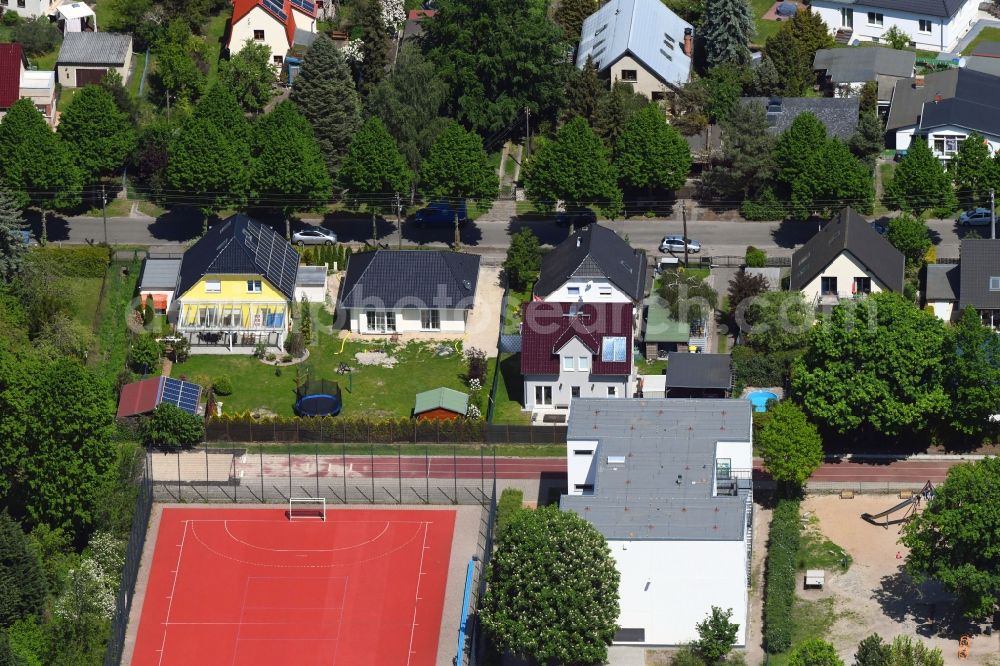 Aerial photograph Berlin - Detached house in a family house - settlement along the Bergedorfer Strasse in the district Kaulsdorf in Berlin, Germany