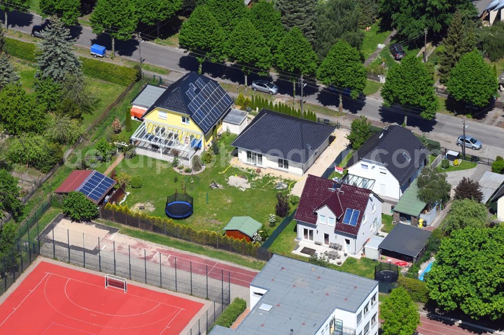 Berlin from above - Detached house in a family house - settlement along the Bergedorfer Strasse in the district Kaulsdorf in Berlin, Germany