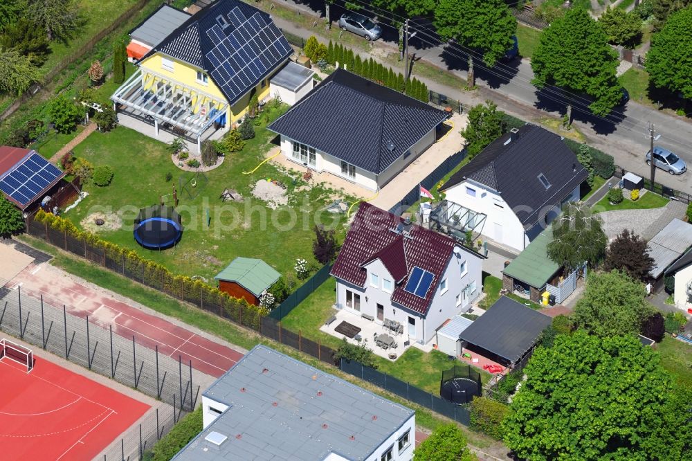 Berlin from the bird's eye view: Detached house in a family house - settlement along the Bergedorfer Strasse in the district Kaulsdorf in Berlin, Germany