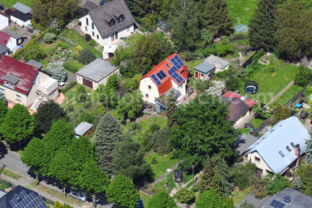 Aerial image Berlin - Detached house in a family house - settlement along the Bergedorfer Strasse in the district Kaulsdorf in Berlin, Germany