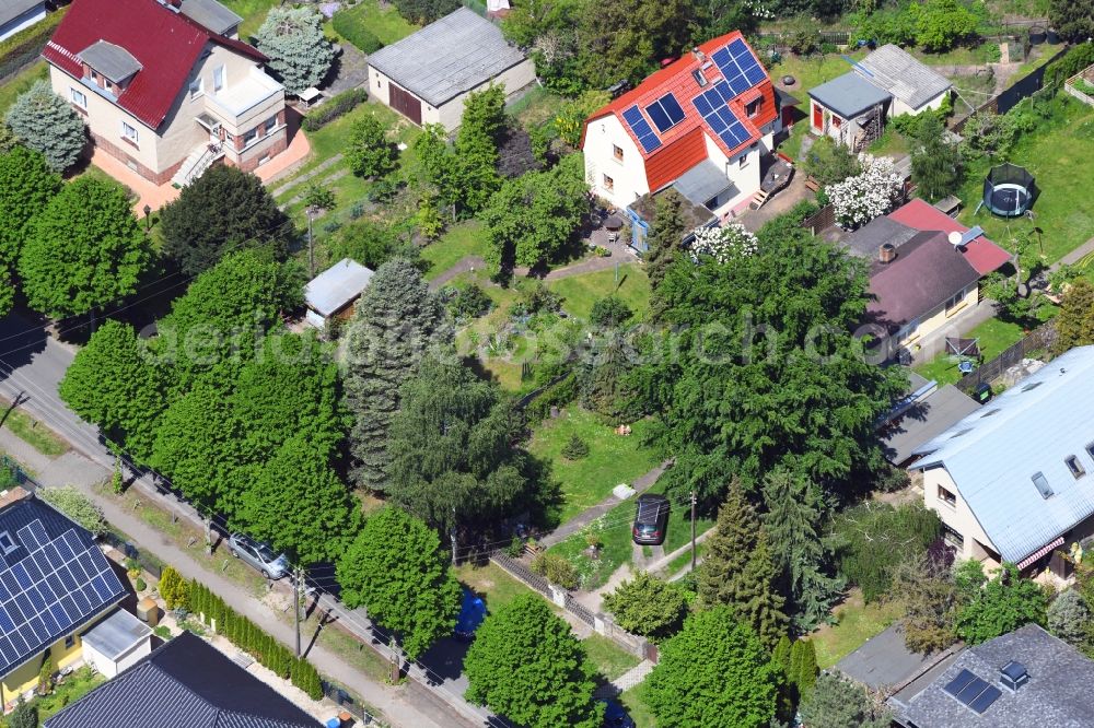 Berlin from above - Detached house in a family house - settlement along the Bergedorfer Strasse in the district Kaulsdorf in Berlin, Germany