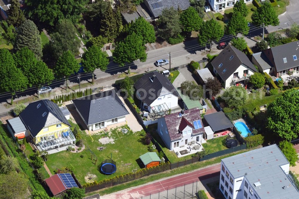 Berlin from the bird's eye view: Detached house in a family house - settlement along the Bergedorfer Strasse in the district Kaulsdorf in Berlin, Germany