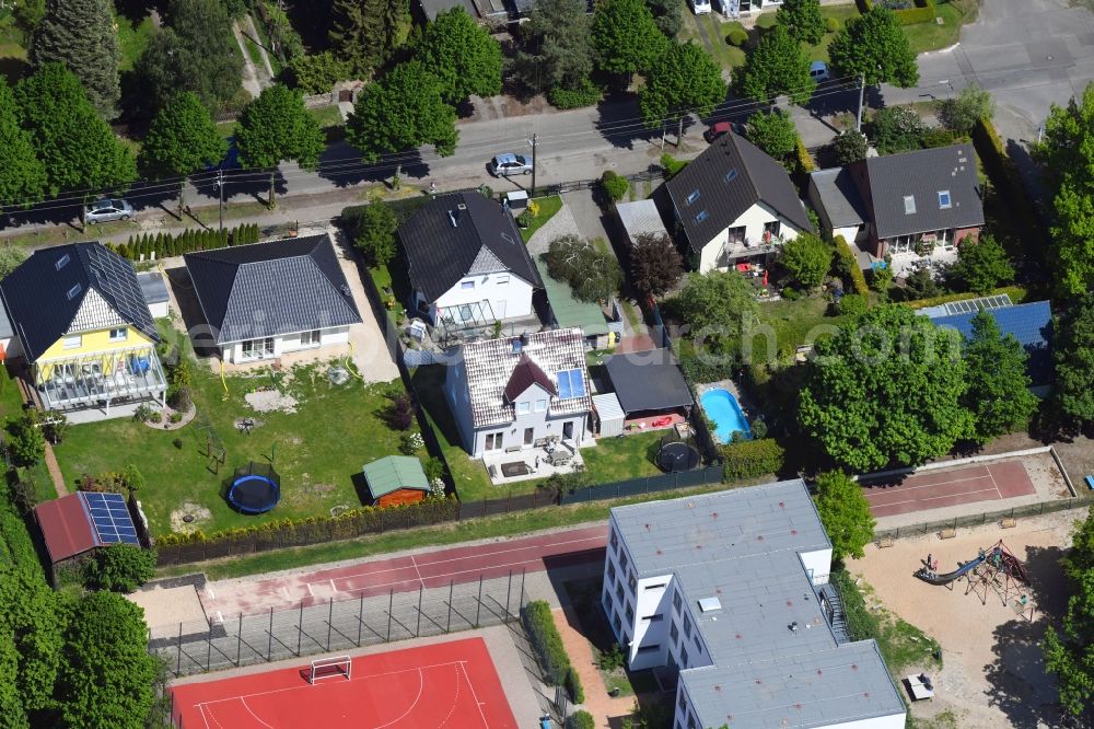 Berlin from above - Detached house in a family house - settlement along the Bergedorfer Strasse in the district Kaulsdorf in Berlin, Germany