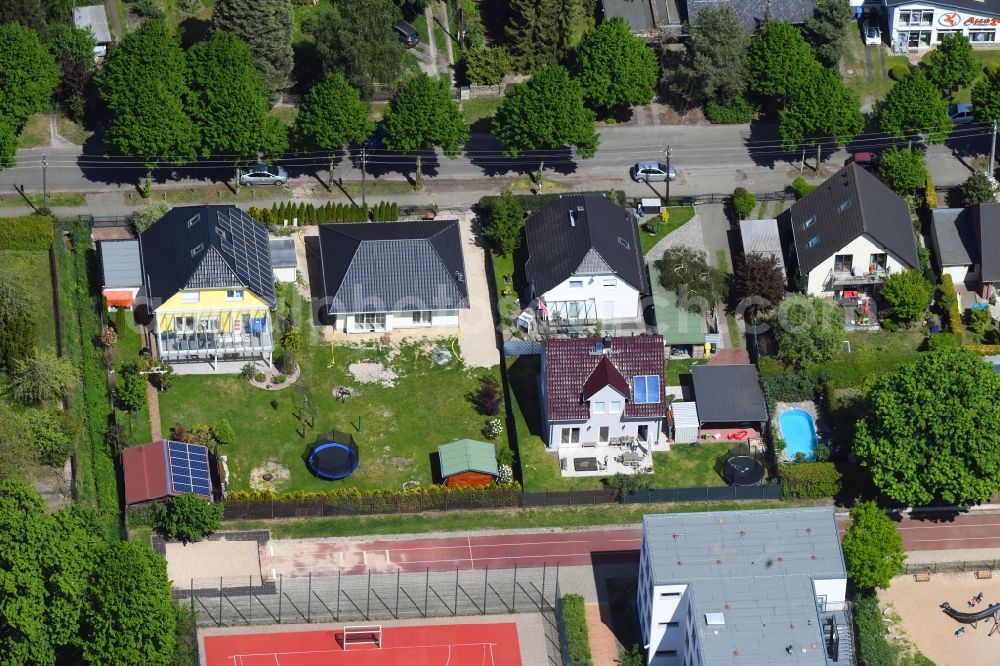 Berlin from the bird's eye view: Detached house in a family house - settlement along the Bergedorfer Strasse in the district Kaulsdorf in Berlin, Germany