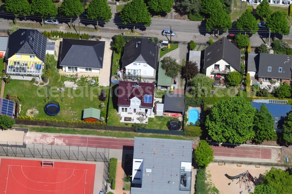 Aerial image Berlin - Detached house in a family house - settlement along the Bergedorfer Strasse in the district Kaulsdorf in Berlin, Germany