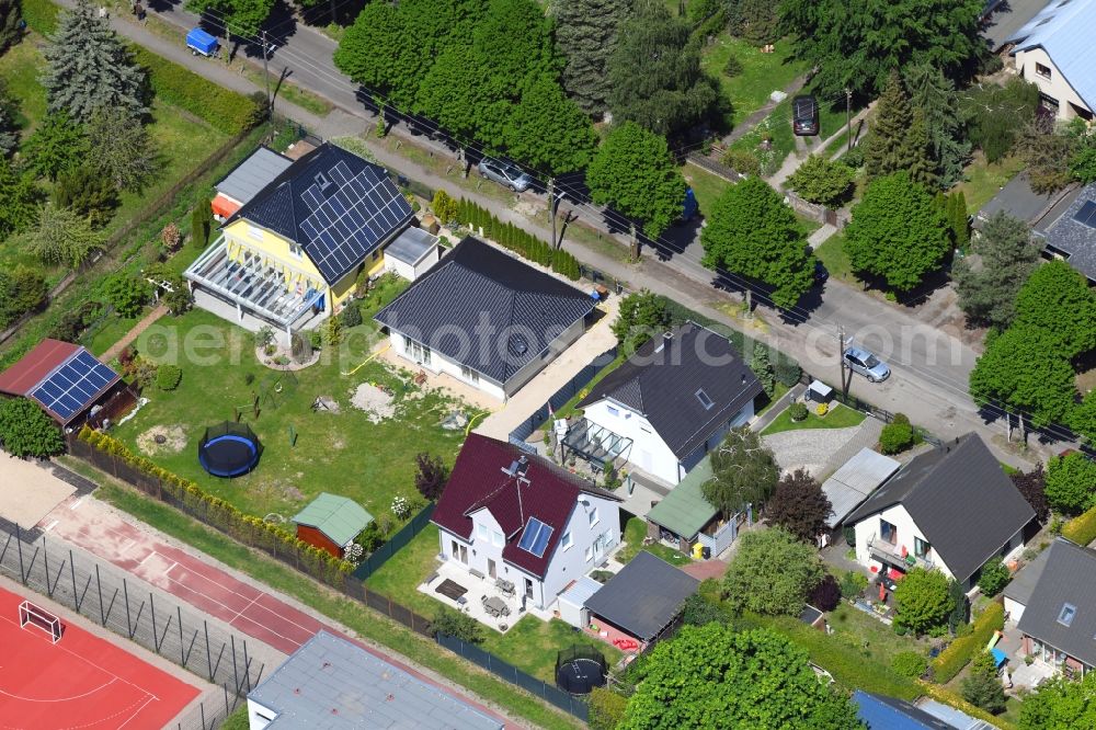 Aerial photograph Berlin - Detached house in a family house - settlement along the Bergedorfer Strasse in the district Kaulsdorf in Berlin, Germany