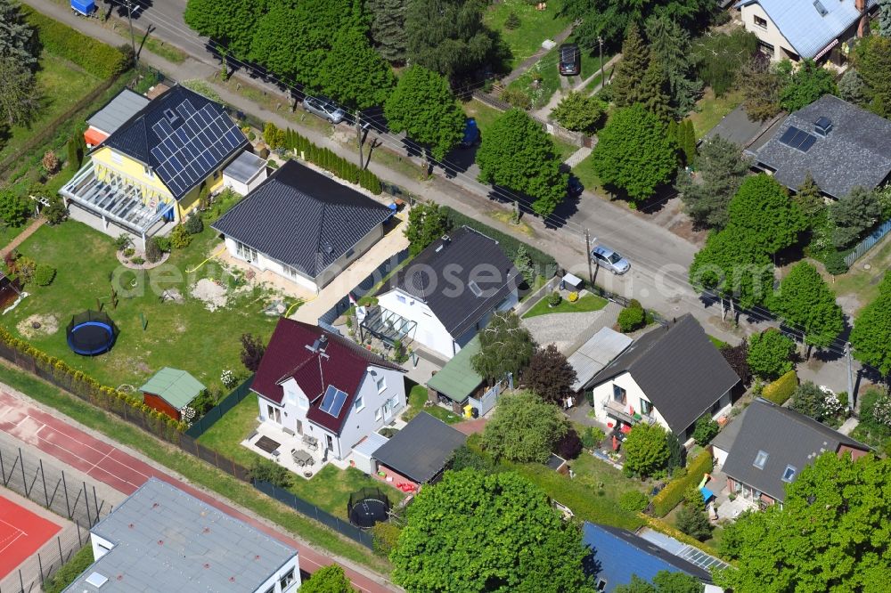 Berlin from above - Detached house in a family house - settlement along the Bergedorfer Strasse in the district Kaulsdorf in Berlin, Germany