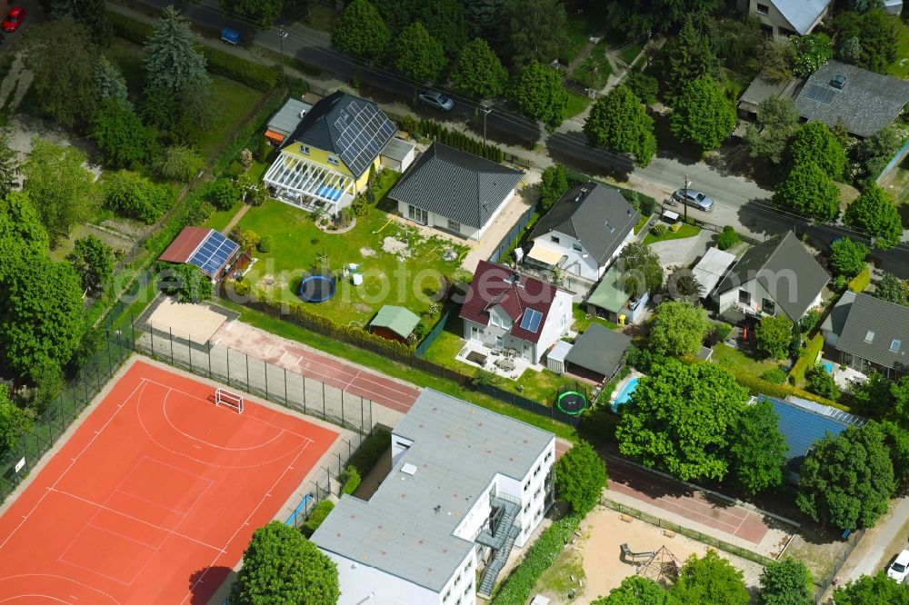 Berlin from above - Detached house in a family house - settlement along the Bergedorfer Strasse in the district Kaulsdorf in Berlin, Germany