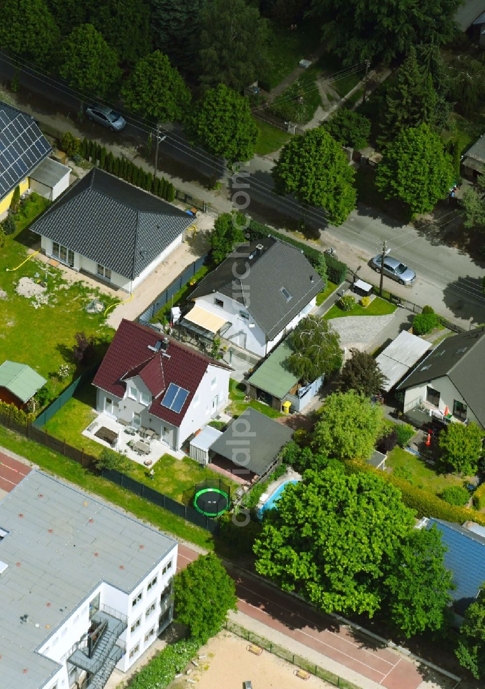 Berlin from the bird's eye view: Detached house in a family house - settlement along the Bergedorfer Strasse in the district Kaulsdorf in Berlin, Germany