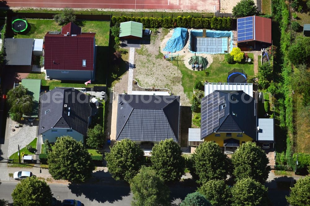 Berlin from the bird's eye view: Detached house in a family house - settlement along the Bergedorfer Strasse in the district Kaulsdorf in Berlin, Germany