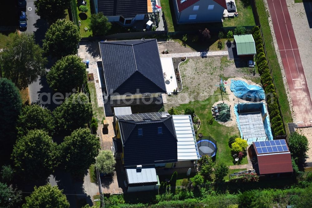 Aerial image Berlin - Detached house in a family house - settlement along the Bergedorfer Strasse in the district Kaulsdorf in Berlin, Germany