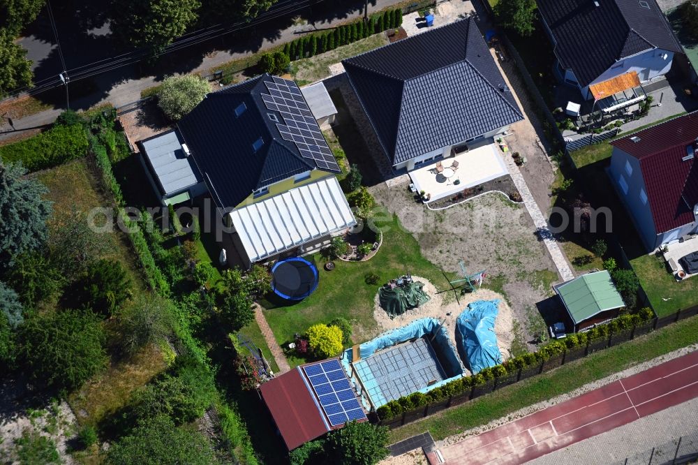 Aerial photograph Berlin - Detached house in a family house - settlement along the Bergedorfer Strasse in the district Kaulsdorf in Berlin, Germany