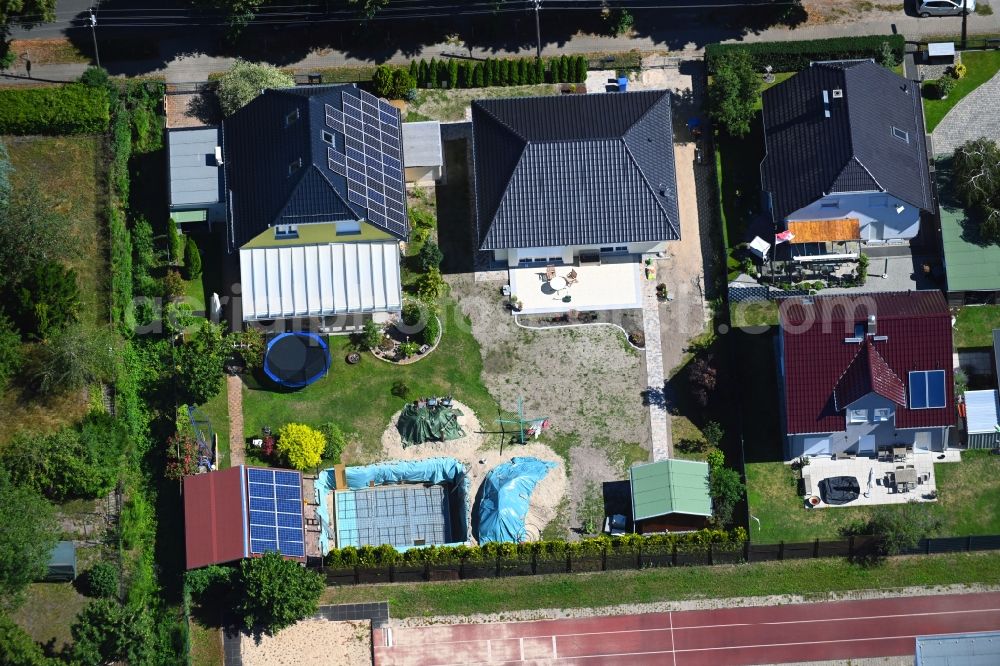 Berlin from above - Detached house in a family house - settlement along the Bergedorfer Strasse in the district Kaulsdorf in Berlin, Germany